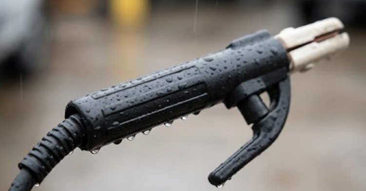 The High-Stakes Physics of Welding in the Rain: Electrical Hazards, Metallurgy, and Critical Safety Protocols